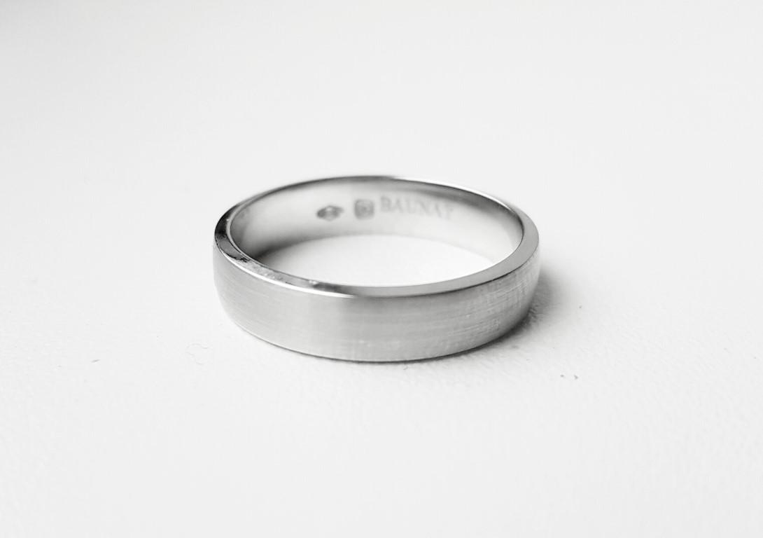 如何为我的丈夫挑选一款有性格的精美戒指?
