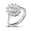 1.85 karat oval pırlantalı beyaz altın entourage yüzük