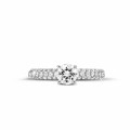 0.70 karat tektaş yüzük (yarım set) platin, yanları pırlantalı