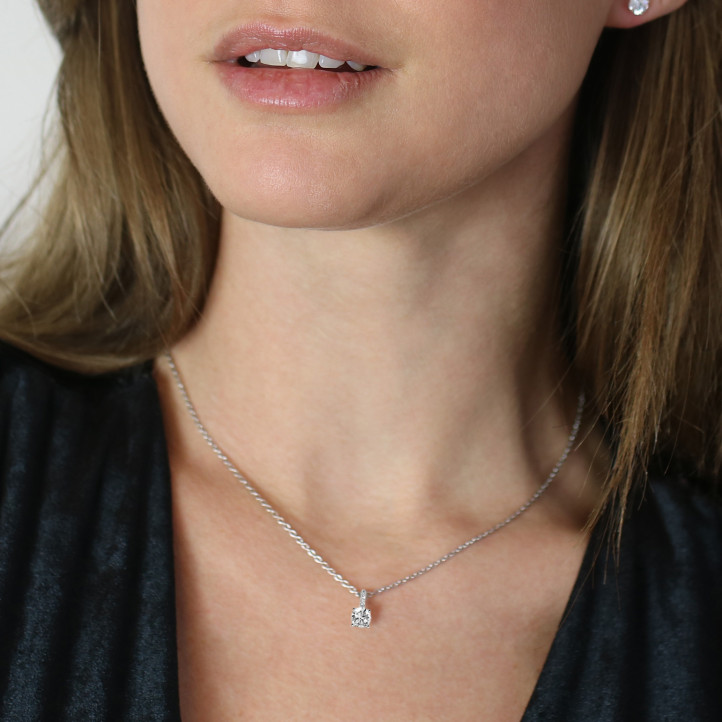 0.90 karat platin, dört çatallı ve yuvarlak pırlantalı tektaş kolye ucu
