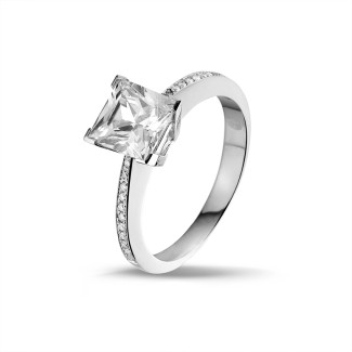 Yüzükler - 3.00 karat platin, prenses pırlanta ve yan pırlantalı tektaş yüzük
