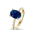 Oval safir ve yanları pırlantalı sarı altın yüzük