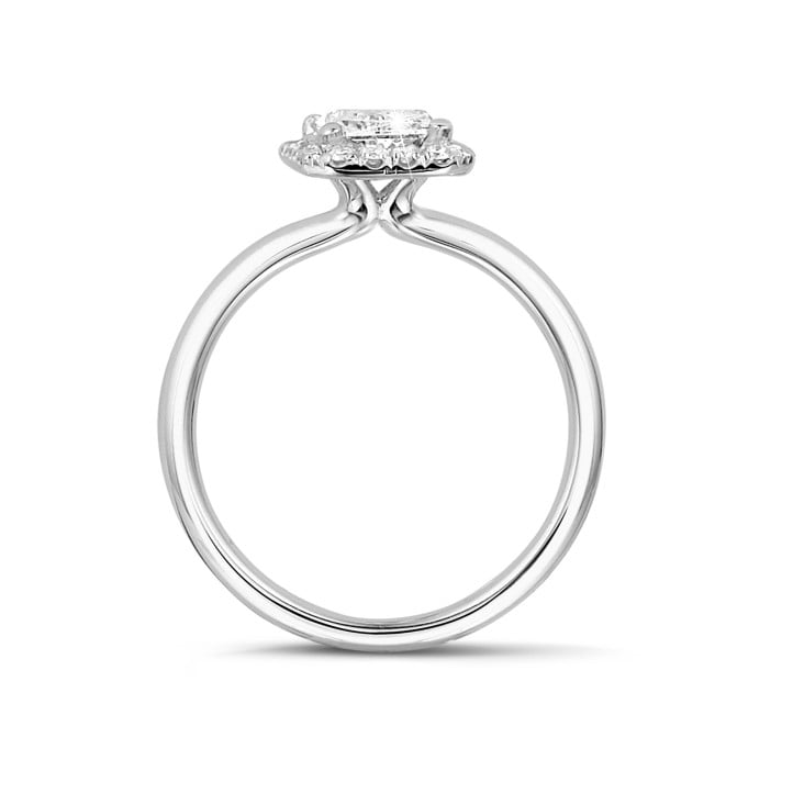 0.70 karat tektaş halo yüzük, beyaz altın ve yuvarlak pırlantalı asscher kesim pırlanta