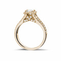 0.kırmızı altın, prenses pırlanta ve yan pırlantalı 50 karat tektaş yüzük