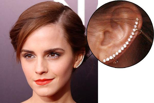 Emma Watson elmas kulak kelepçeleri takıyor