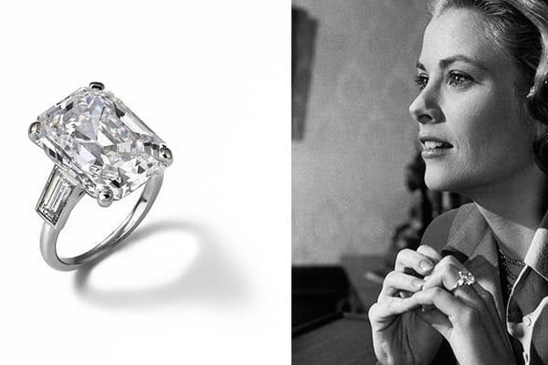 grace Kelly'nin Prens Rainier'den aldığı nişan yüzüğünü gösteren bir resim