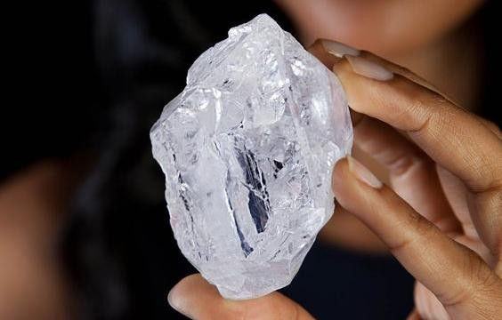 elinde 910 karatlık Lesotho Efsanesini tutan birinin yakın çekimi