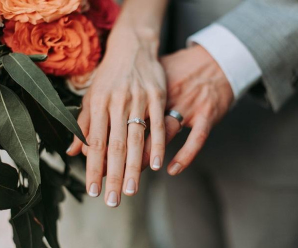 Gelin ve damat alyanslarıyla