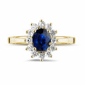 Oval safir ve yuvarlak pırlantalı sarı altın Entourage yüzük