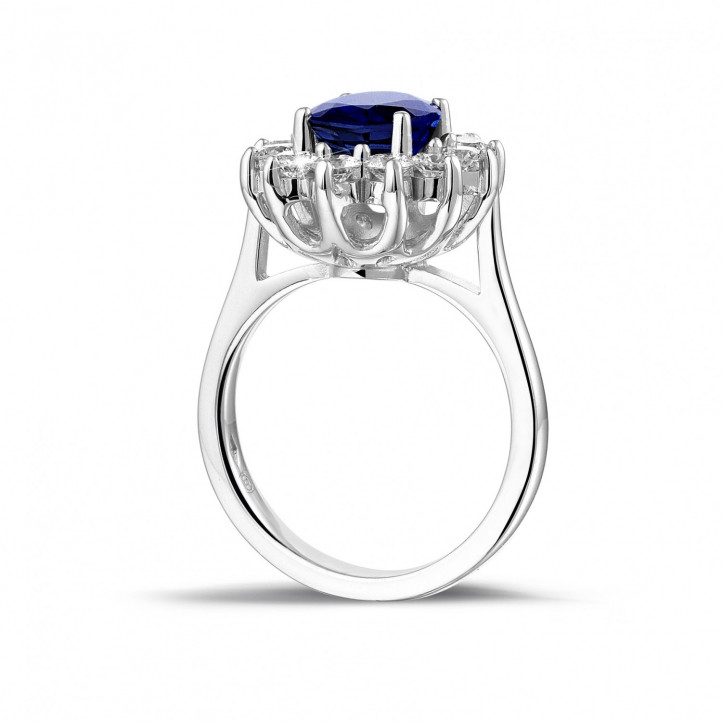 Oval safir ve yuvarlak pırlantalı platin Entourage yüzük