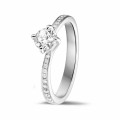 0.50 karat platin yan pırlantalı tektaş pırlanta yüzük