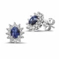 Oval safir ve yuvarlak pırlantalı beyaz altın Entourage küpe