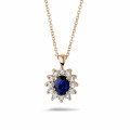 Oval safir ve yuvarlak pırlantalı kırmızı altın Entourage kolye ucu