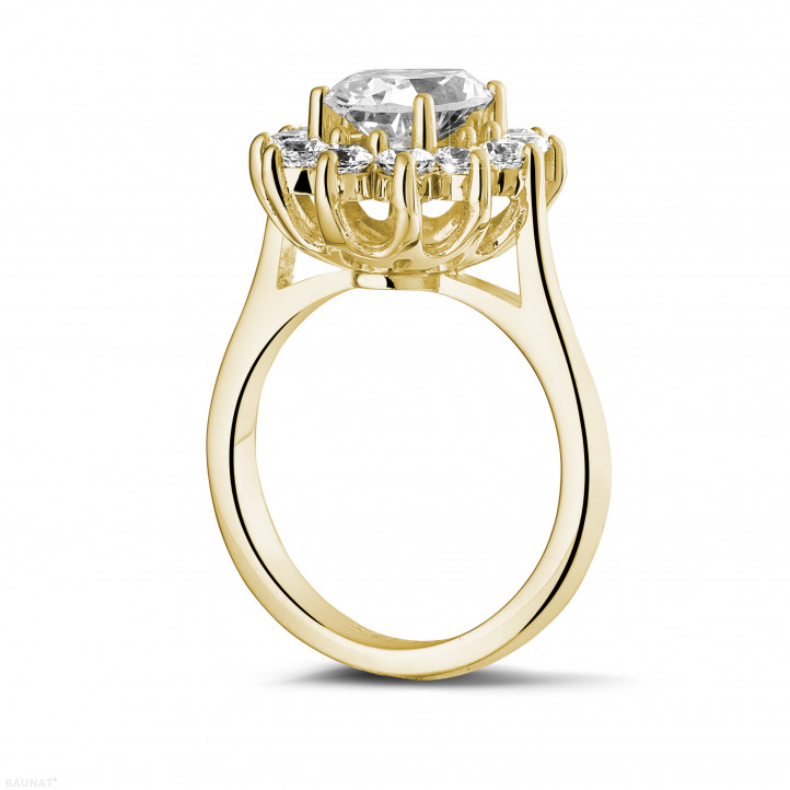 2.85 karat oval pırlantalı sarı altın entourage yüzük