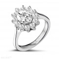2.85 karat oval pırlantalı platin entourage yüzük