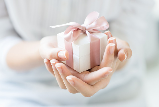 Give jewelry as a gift for Mother's Day - BAUNAT