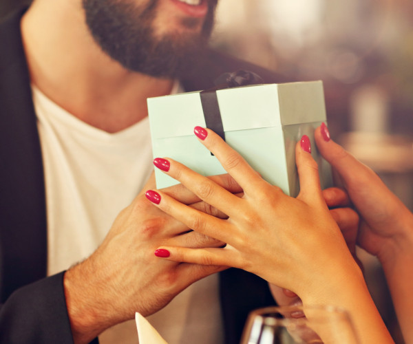 Man gives woman jewellery as a gift - BAUNAT