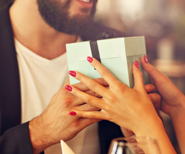 Man surprises woman with jewels for Valentine - BAUNAT