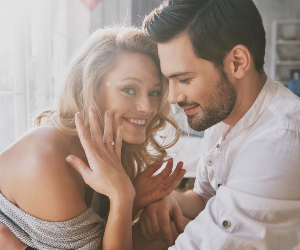 Woman shows engagement ring. What present do you give her? - BAUNAT