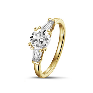 钻石戒指 - 1.00 克拉黄金三钻戒指，镶嵌圆形钻石和梯形钻石