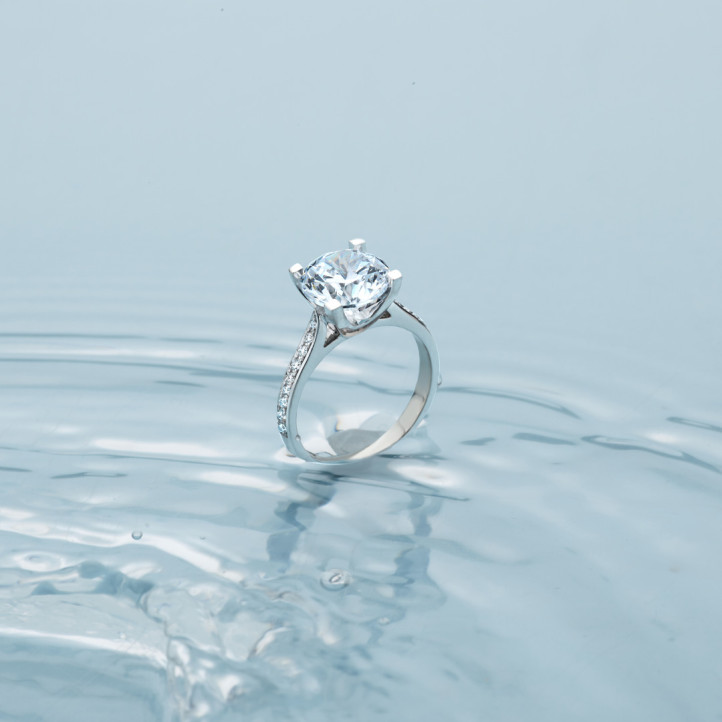 2.00克拉黄金单钻戒指 - 戒托群镶小钻