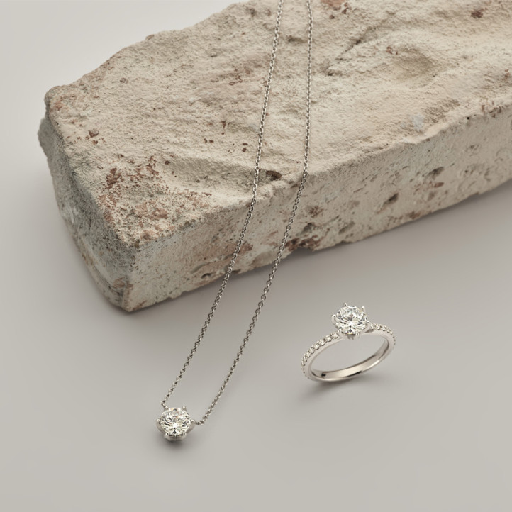 BAUNAT Iconic 系列 0.70克拉白金圆钻吊坠项链