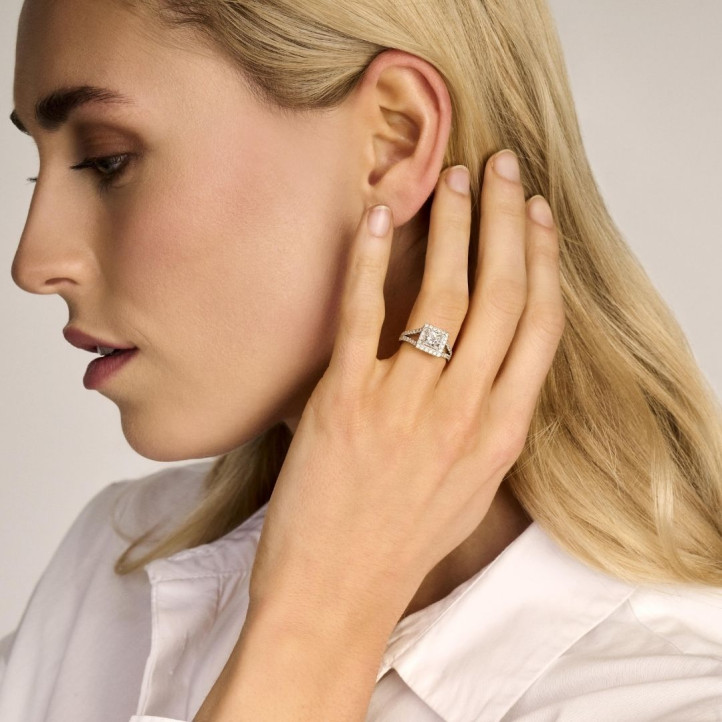 1.20克拉铂金公主方钻戒指 - 戒托群镶小钻
