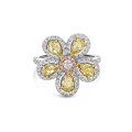 独一无二之选——2.55克拉白黄双色金花卉戒指 

