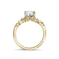 1.20 克拉黄金椭圆形钻石锦簇镶嵌戒指