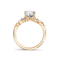 1.50 克拉玫瑰金椭圆形钻石锦簇镶嵌戒指