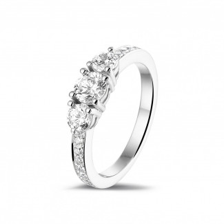 钻石戒指 - 爱情三部曲1.10克拉三钻铂金戒指 - 戒托群镶小钻