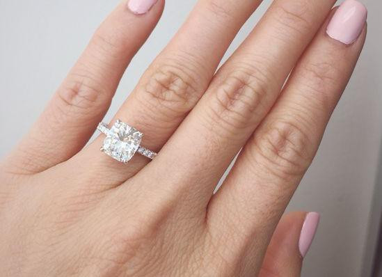 选择铂金求婚钻戒和结婚戒指