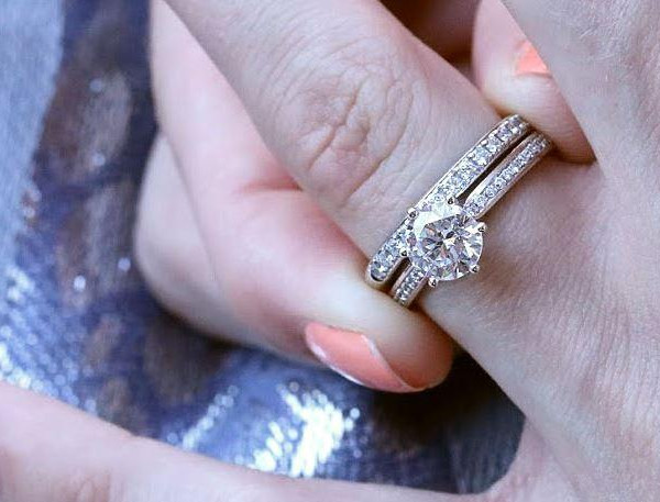 订婚钻戒和结婚戒指？